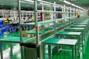 Bàn thao tác công nghiệp trong nhà xưởng
