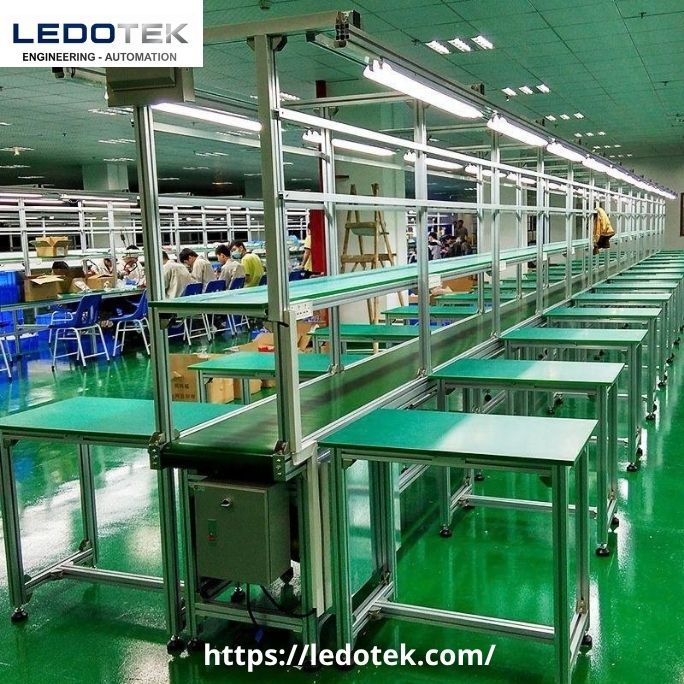 Bàn thao tác công nghiệp trong nhà xưởng