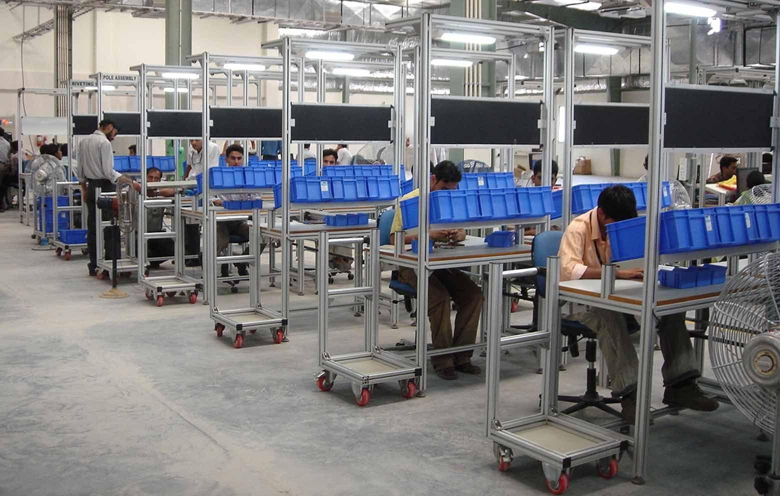 Bàn thao tác công nghiệp bố trí trong dây chuyền sản xuất