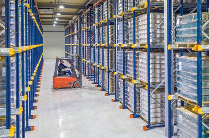 Kệ drive-in cho xe nâng chạy vào trong làn pallet