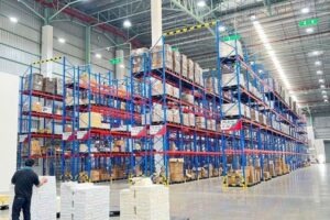 Kệ hàng công nghiệp trong kho nhà xưởng