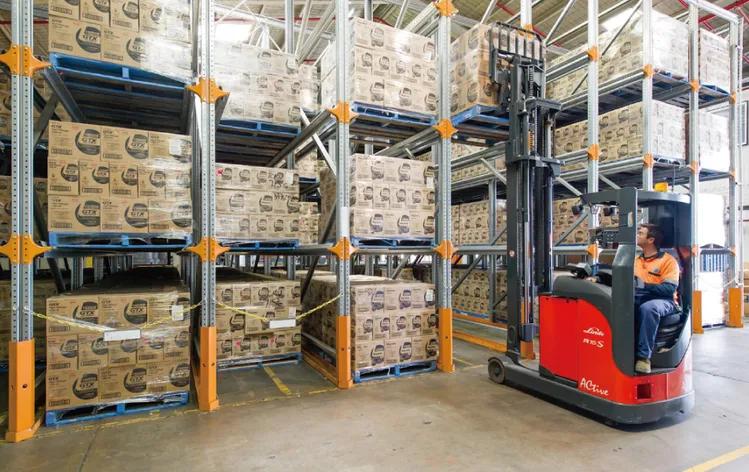Kệ selective chứa pallet và xe nâng trong kho