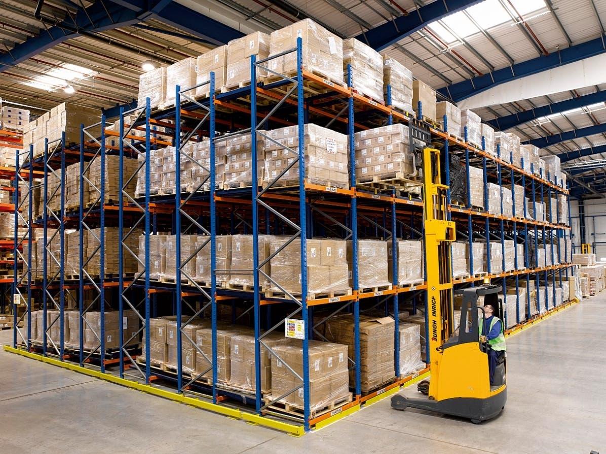 Kho hàng sử dụng kệ pallet và xe nâng
